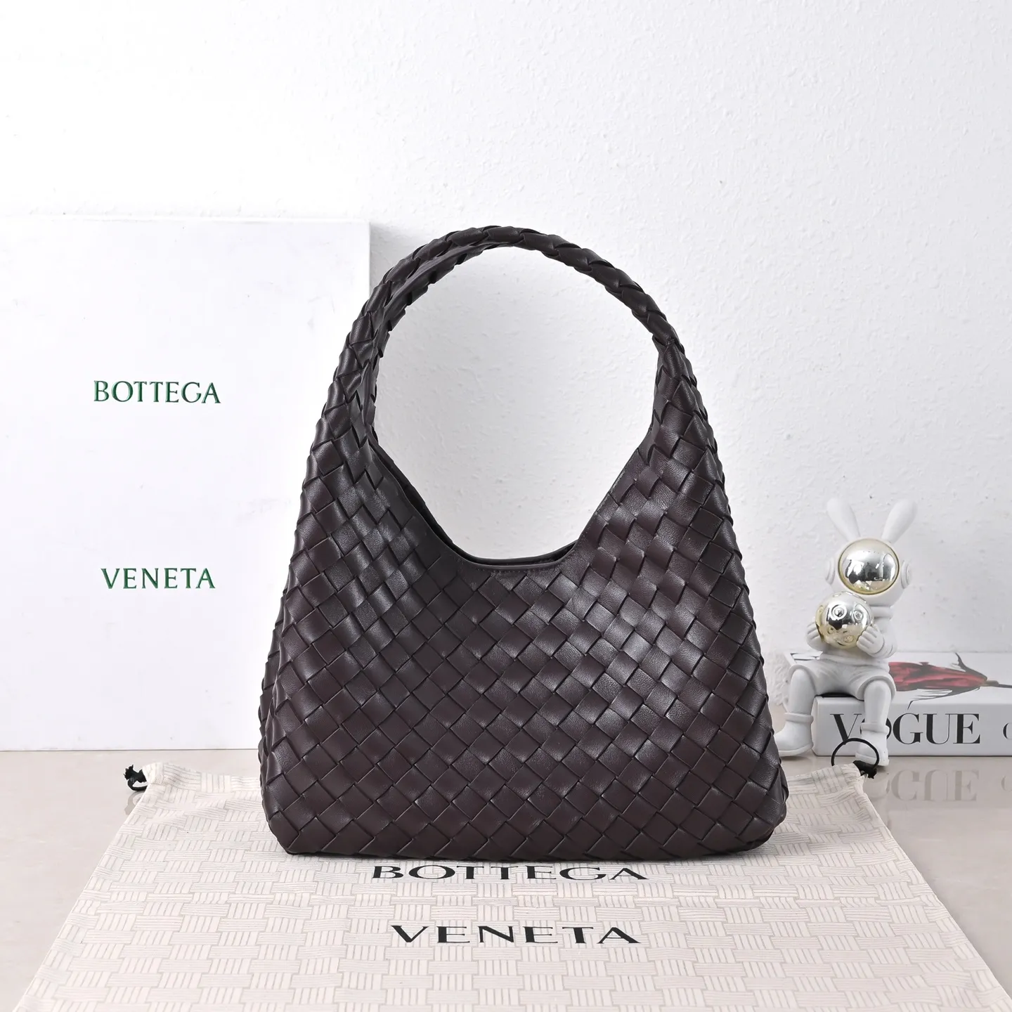 Batch 2160 new products are coming! BOTTEGA VENETA Bottega Veneta's 2025 new Campana shoulder bag is on the market~ First of all, I would like to praise the weight of this bag. As a not too small bag, it is very light for daily use. For people like me who need to carry a lot of belongings when going out, this advantage is great, and it greatly reduces the burden of traveling. 🛍️The shape is a bit like a combination of parachute and jodie. The blunt triangle shape is cute and honest. Carrying it on your back when going shopping is a good mood accelerator. The handles and body of the bag are both classic weaves. A tie is added to the original open design. If it is not tied up, the bag will look like a small vegetable basket when carried. Style number: 4249 Size: 33*20*16.5cm